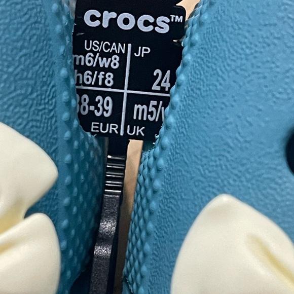 Crocs Women's Classic Clogs With Resin Charms SZ Woman’s  8 NEW - Picture 7 of 7